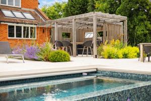 Πισίνα στο ή κοντά στο Luxury Mansion Farnham pool gym EV Charger