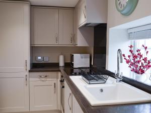 Köök või kööginurk majutusasutuses Derwent Cottage