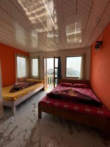 Postel nebo postele na pokoji v ubytování Sathwik Homestay