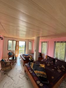 uma sala de estar com duas camas e um sofá em Sathwik Homestay em Takdāh mais 1 fotografia