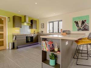 Chapel AllertonにあるThe Settのキッチン(カウンター、シンク、コンロ付)