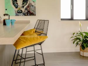 Chapel AllertonにあるThe Settのキッチン(椅子、黄色い枕付) +15枚の写真
