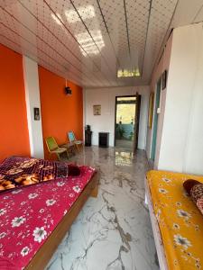 Postel nebo postele na pokoji v ubytování Sathwik Homestay