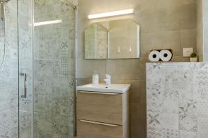 une salle de bain avec un lavabo et une douche dans l'établissement Manoir de La Peytelie, à Savignac-les-Églises 32 autres photos