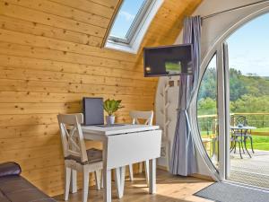 Abbey-CwmhirにあるSerenの窓付きの部屋にデスク付きのオフィス