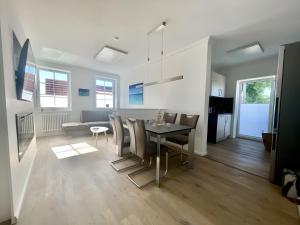 アルテフェーアにあるFewo-meerblick-Rügenのテーブルと椅子のあるダイニングルームとリビングルーム