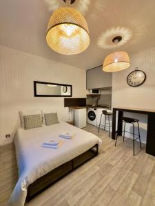 - une chambre avec un lit et deux lumières dans l'établissement Studio 2 calme Av Georges Dumas - DABNB, à Limoges