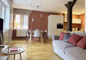 TV a/nebo společenská místnost v ubytování Suite Argile - Centre historique