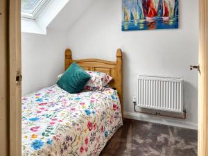 - une chambre avec un lit et un oreiller vert dans l'établissement The Barn, à Llangwm 11 autres photos