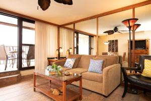 Ruang duduk di Kaleialoha 409 · KA 409 OceanFront 1BD Condo w Ocean Views Pool