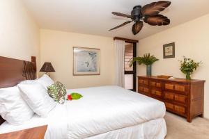 Katil atau katil-katil dalam bilik di Kaleialoha 409 · KA 409 OceanFront 1BD Condo w Ocean Views Pool +57 gambar