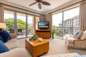 TV i/ili multimedijalni sistem u objektu Honua Kai 322 · HK 322 Luxurious Kaanapali BeachFront 2BD Pool A