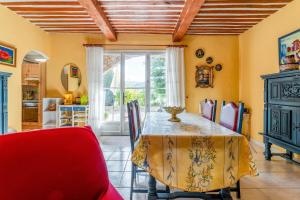 a kitchen and dining room with a table and chairs at Gîte Le Séguret in Entrechaux