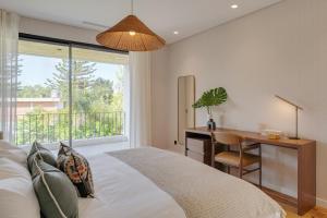 Un dormitorio con una cama y un escritorio y una ventana. en Cascais Contemporary Villa by Cadenzalux, en Torre 56 fotos más