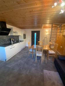 Kuchyň nebo kuchyňský kout v ubytování Ferienwohnung Bergheimat + 12 fotografií