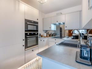 ソーントン・デールにあるWarrington Mews-Uk48821の白いキャビネットとステンレス製の電化製品を備えたキッチン +11枚の写真