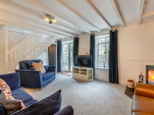 ソーントン・デールにあるWarrington Mews-Uk48821の青いソファとテレビのあるリビングルーム