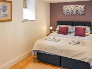 En eller flere senge i et værelse på Rallt Cottage + 9 billeder