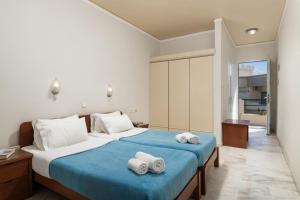 アギア・マリーナ・ネア・キドニアスにあるHotel Haris on the beachのタオルが敷かれた大きなベッドのある寝室