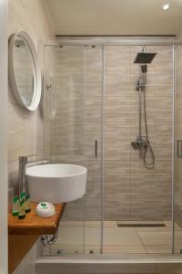 アギア・マリーナ・ネア・キドニアスにあるHotel Haris on the beachのバスルーム(ガラス張りのシャワー、シンク付) +24枚の写真