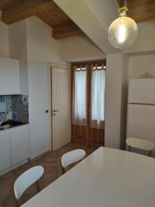 アヴォラにあるAvola Opera Houseのキッチン(白いテーブル、白い椅子付) +73枚の写真