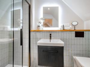 un bagno con lavandino e specchio di The Colleys a Lechlade Altre 11 foto