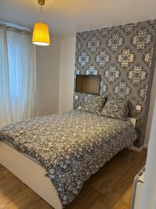 Ένα ή περισσότερα κρεβάτια σε δωμάτιο στο Appartement spacieux à 15mn de Paris