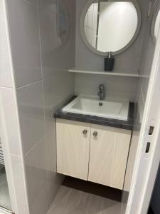 Ένα μπάνιο στο Appartement spacieux à 15mn de Paris