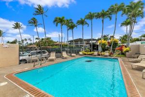 een zwembad met stoelen en palmbomen bij Napili Ridge A2 · NR A2 Napili Condo Near Beaches Away From Crow in Kahana