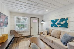 サウス・レイクタホにあるManzanita Holidayのソファとテーブルのあるリビングルーム