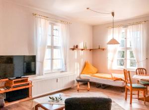 sala de estar con TV y sofá en Hotel Carlsruh, en Braunlage