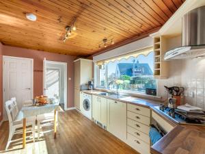 a kitchen with a sink and a dishwasher at Applepips in Stirling +18 photos