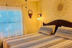 Postel nebo postele na pokoji v ubytování BoHo Bungalow