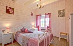 a bedroom with a bed and a window at 3 Bedroom Amazing Home In Vergoncey in La Croix-Avranchin