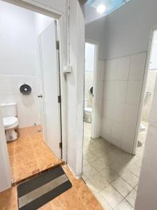 Ένα μπάνιο στο Meturr Guest House Khaosok