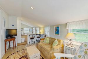 a living room with a couch and a kitchen at Heart of Edgartown in Edgartown