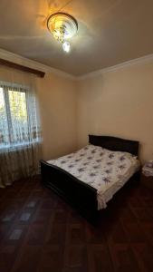 een slaapkamer met een bed en een plafond bij Entire Villa in Karbi in Karbi