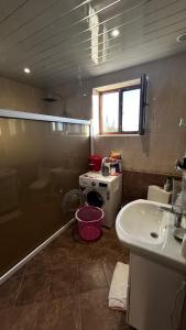 een kleine badkamer met een wastafel en een fornuis bij Entire Villa in Karbi in Karbi