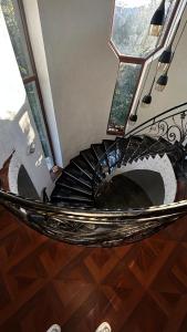 een wenteltrap in een kamer met een raam bij Entire Villa in Karbi in Karbi