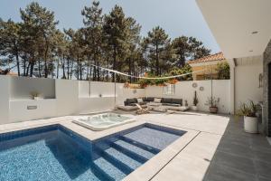 ein Swimmingpool mitten in einem Hof in der Unterkunft Paraty Villa in Aroeira