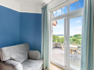 een woonkamer met een bank en een glazen schuifdeur bij Baycliff Apartment in Lindale