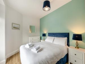 een slaapkamer met een bed met twee handdoeken erop bij Baycliff Apartment in Lindale