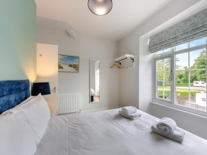 een slaapkamer met een groot wit bed en een raam bij Baycliff Apartment in Lindale +11 foto's