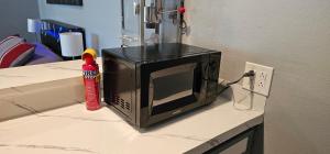 um micro-ondas sentado em cima de um balcão em Modern Condo, Private, Home Feel, No Shared Walls em Katy