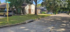 uma rua com um carro estacionado na berma da estrada em Modern Condo, Private, Home Feel, No Shared Walls em Katy