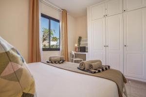 Un dormitorio con una cama con dos toallas encima. en Oasis Duna _ Casa Martineli Pool, en Corralejo 19 fotos más