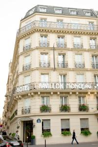 un bâtiment avec un panneau à l'avant dans l'établissement Pavillon Monceau, à Paris