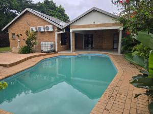 Πισίνα στο ή κοντά στο Happy Holiday Lodge