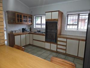 Η κουζίνα ή μικρή κουζίνα στο Happy Holiday Lodge