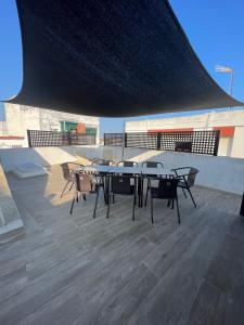 a table and chairs sitting on top of a patio at Casa Típica con Terraza in Ayamonte